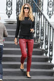th_93660_celebrity_paradise.com_TheElder_ElleMacpherson2010_09_21_ontheschoolruninLondon16_122_174lo.jpg