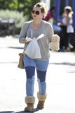 th_10024_Preppie_Hilary_Duff_shops_for_toys_before_grabbing_some_freshly_prepared_coconut_9_122_188lo.jpg