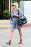 th_03069_Reese_Witherspoon_Out_for_Lunch_in_Brentwood_October_22_2012_054_122_439lo.jpg