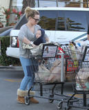 th_11395_Preppie_Hilary_Duff_grocery_shopping_23_122_66lo.jpg